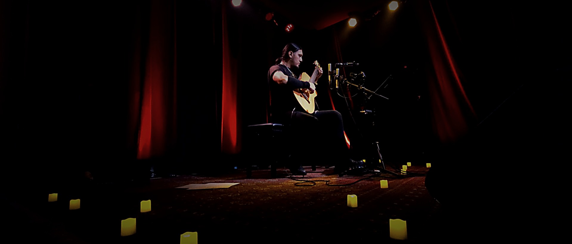 Oscar Rangel performing by candlelight